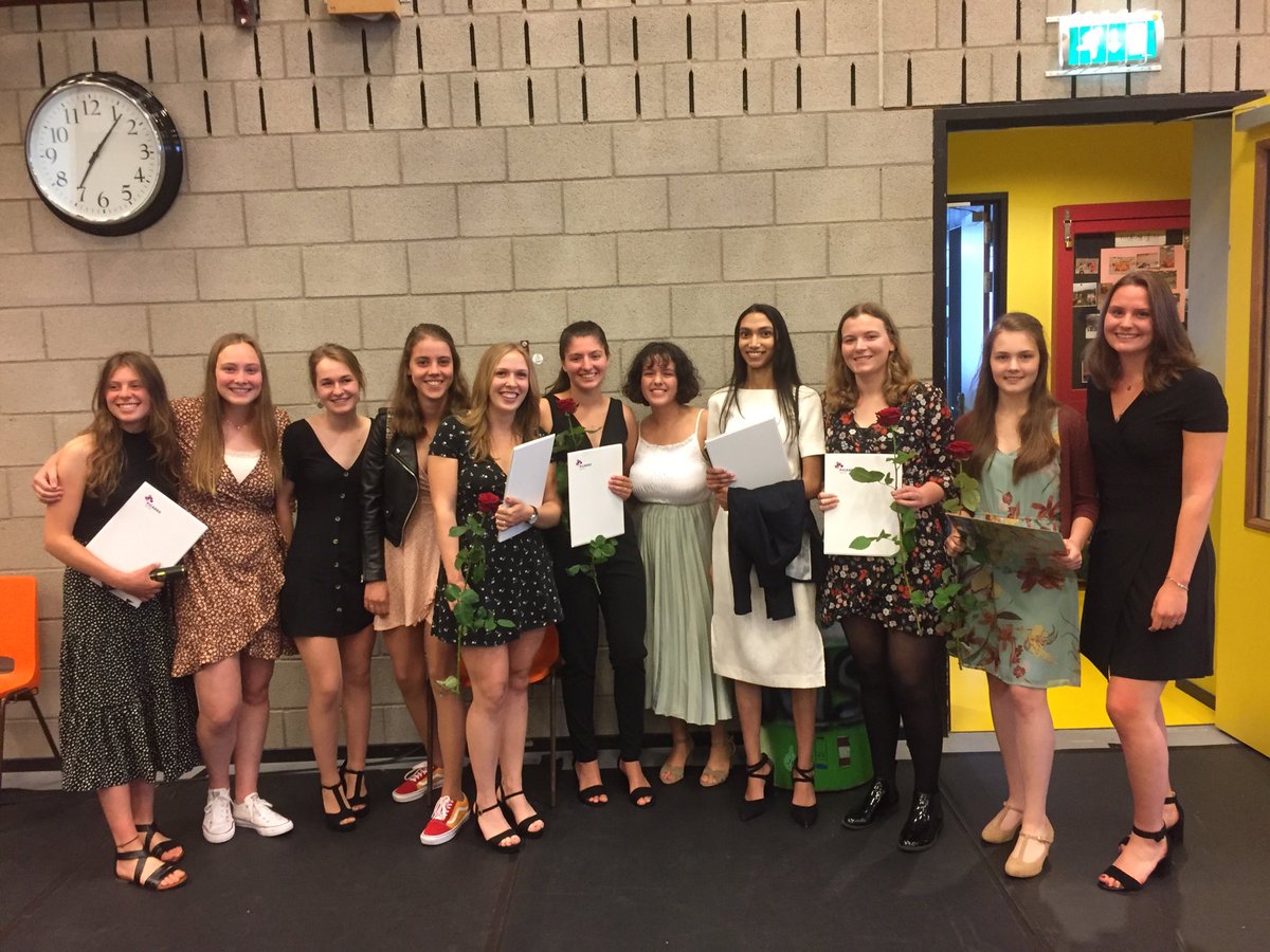 Gefeliciteerd! Het vwo-diploma is binnen, blije leerlingen, trotse ouders en tevreden docenten. Fijne vakantie en veel succes!