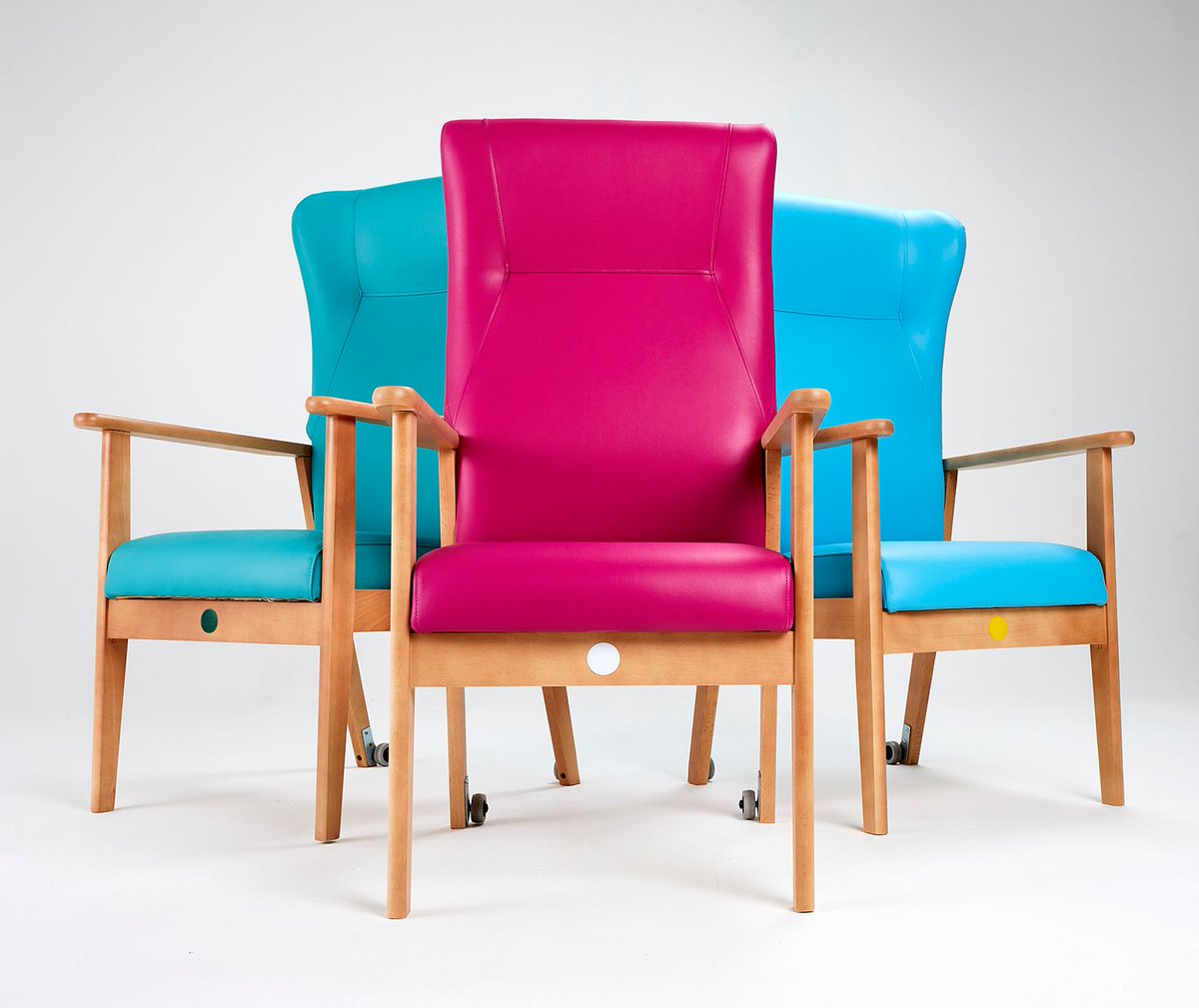 RenrayHC's tweet photo. Numerous ranges of chairs are available with housekeeping wheels to enable the chair to be easily moved from one end of the ward to the other. The arms on the Elite and Prestige chairs allow easy grip with rounded ends and a stable base to push from. #seatingfortheelderly #nhs https://t.co/HIHjgiMYlV