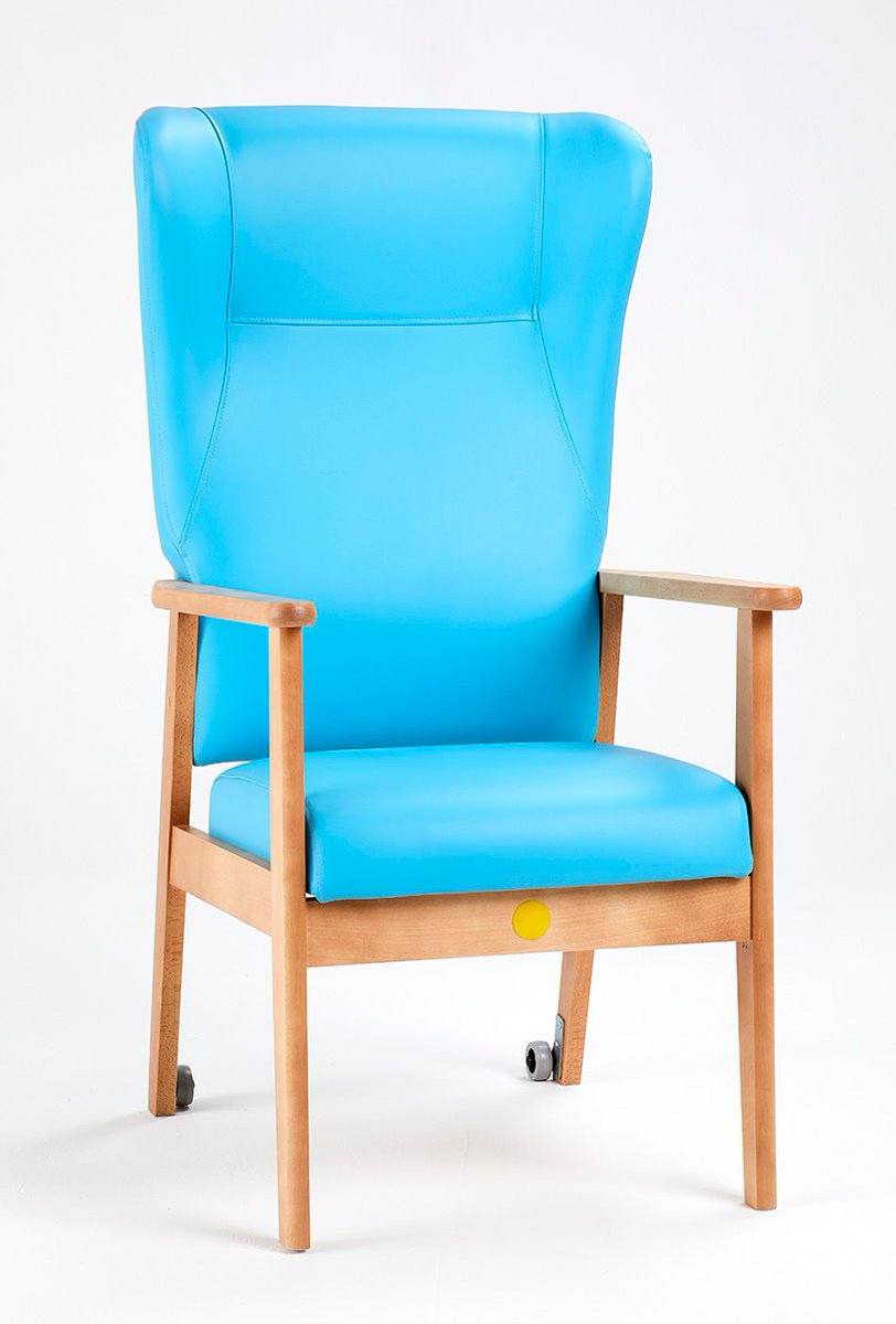 RenrayHC's tweet photo. Numerous ranges of chairs are available with housekeeping wheels to enable the chair to be easily moved from one end of the ward to the other. The arms on the Elite and Prestige chairs allow easy grip with rounded ends and a stable base to push from. #seatingfortheelderly #nhs https://t.co/HIHjgiMYlV