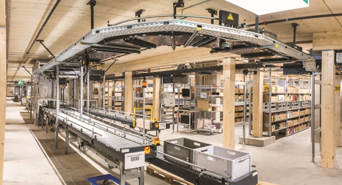 Vanderlande's tweet photo. Optimal customer experience is a key focus for #DigitecGalaxus, Switzerland's largest online #retailer. Reliable and fault-free deliveries are a top priority. The DC is an important building block for #customer #satisfaction. This is how it works: https://t.co/2QABTchYAi https://t.co/5pkbscBaUa