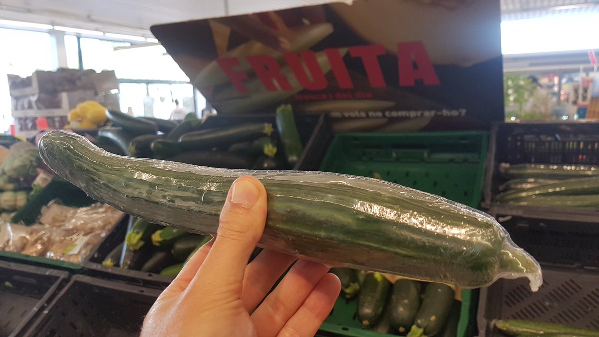 Si este pepino ya tiene su propia cáscara 🥒 ¿porqué narices lo envasan con plástico? 🤦🏼‍♂️
#SinSentidos #absurd #HijosDePlástico #CrazyPlastic #SinPlástico
