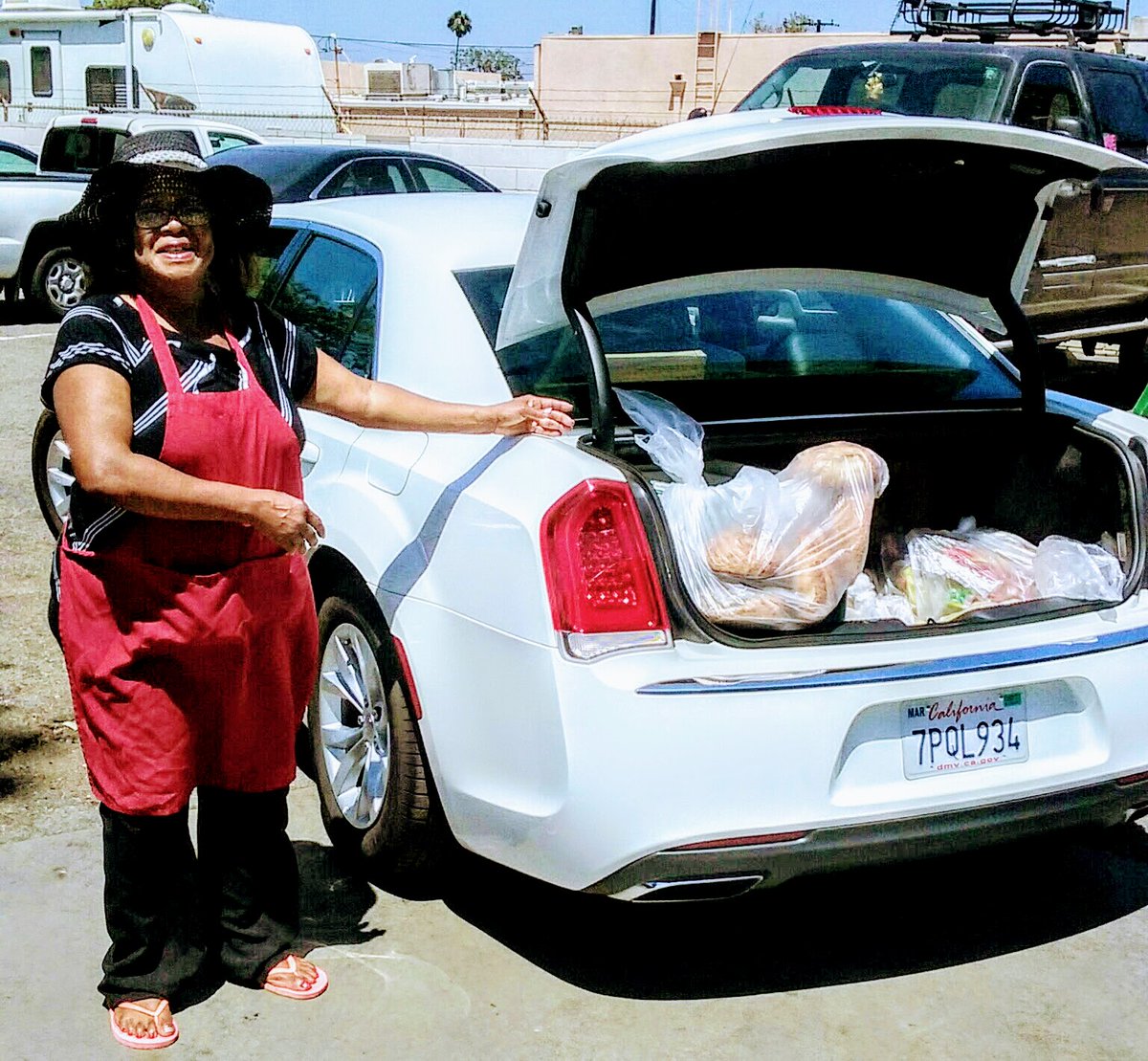 feeding_motion's tweet photo. Over 10 years ago Ms Brenda Smith found herself needing a meal &amp; went into a soup kitchen in Orange County after that act of kindness she began bringing food from the soup kitchen to the homeless under the Newport BCH pier. Her Dream has now helped thousands of families 
#feeding https://t.co/H663rfJIuD