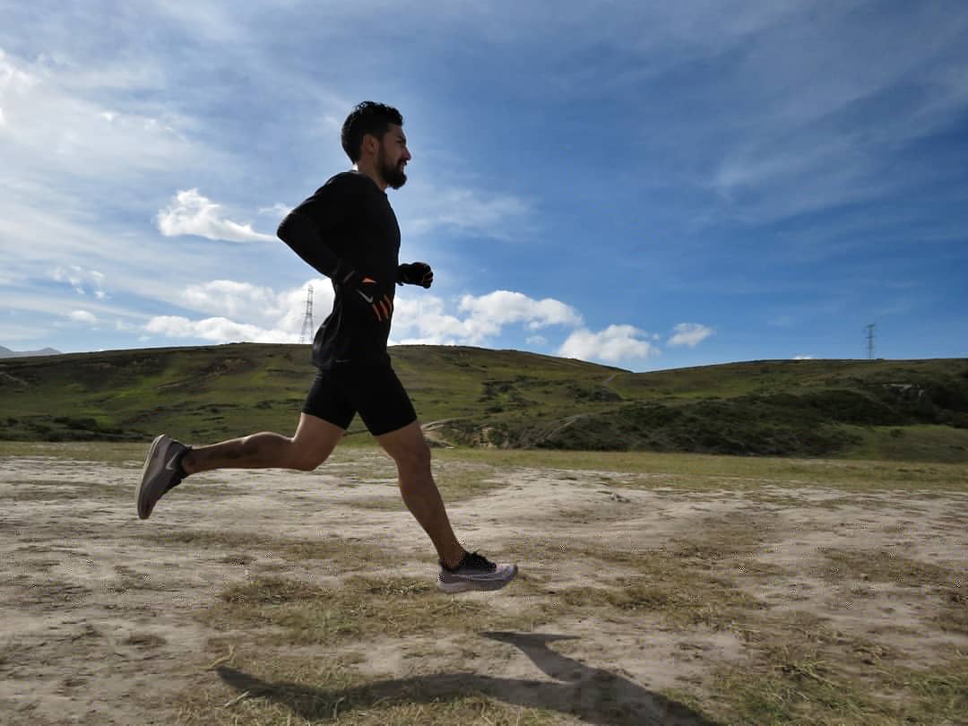 YesidRun18's tweet photo. El poder real se forja a partir del deseo que arde en el corazón. Se aviva como una llama y comienza a arder con una intensidad apenas imaginada.

#JustDoIt #Nike #NikeRunning #Run #Motivation #Mountain #ZoomFly3 https://t.co/OYuLUTNXTx