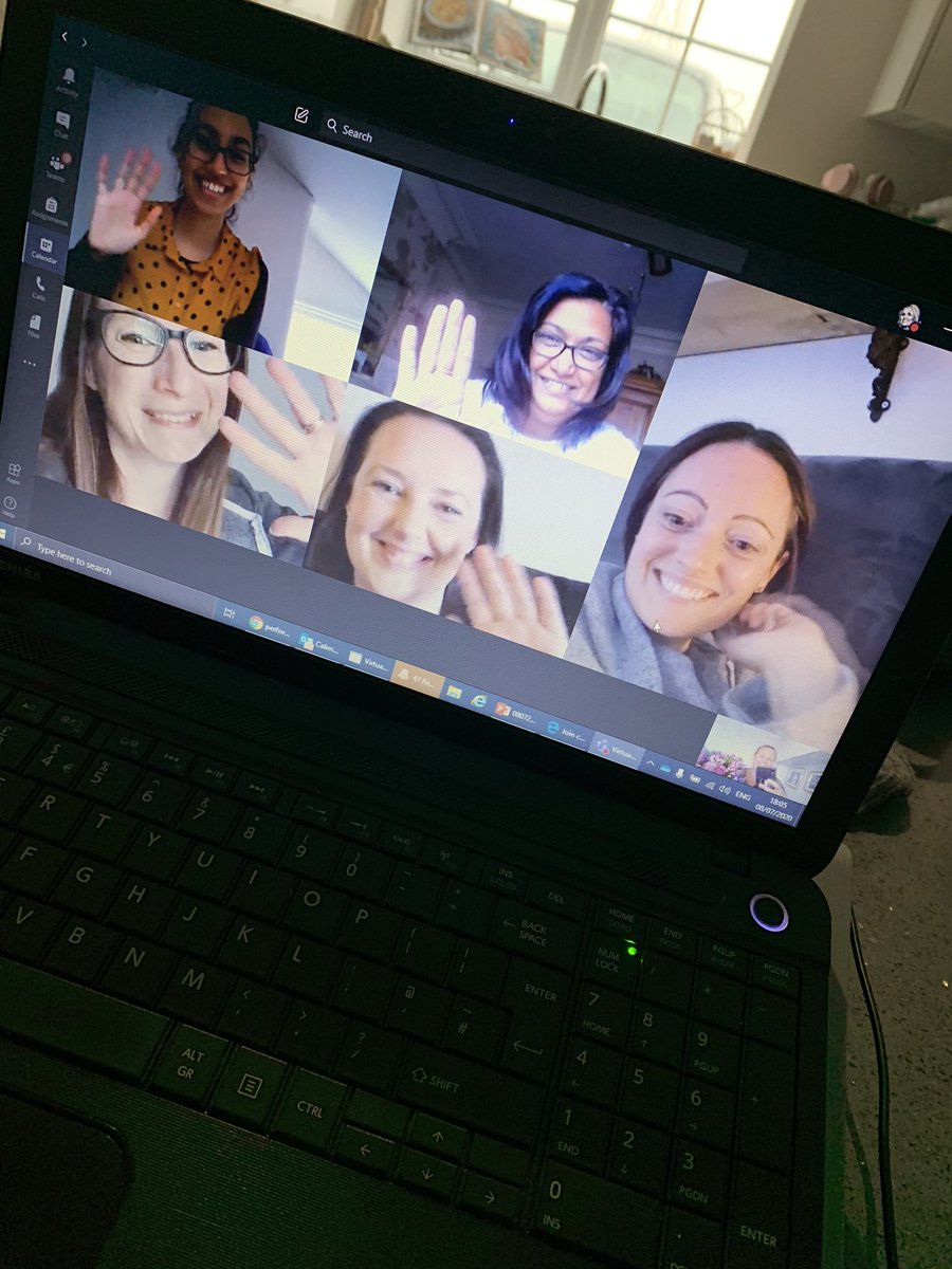Smiling faces posing at the last session with this group of #CIPD students..... #proud #flyingthenest #HR @CalderdaleCol @RiseCalderdale @grahamhd86 https://t.co/Pf4rqUqEOa
