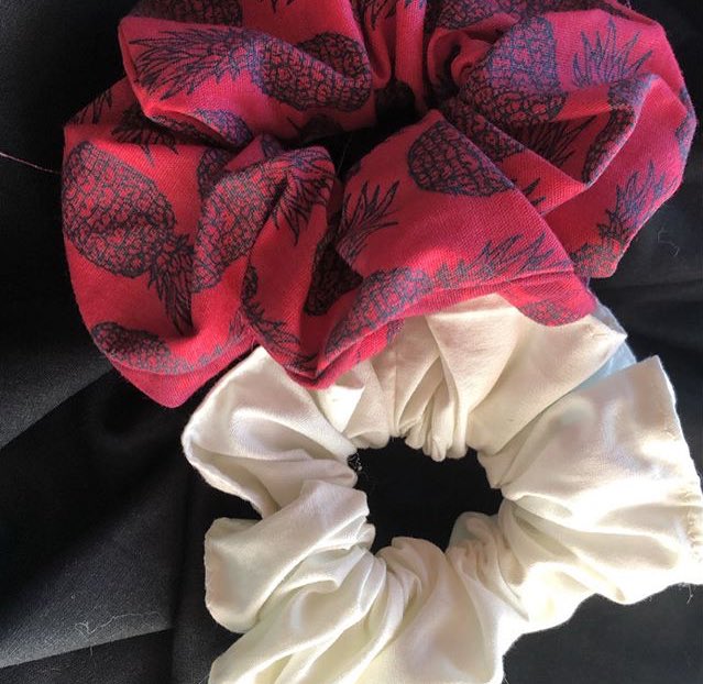 GalterLady's tweet photo. Scrunchies para cabelos de várias estampas!!!! Muitas opções de cores para você está usando de vários jeitinhos😍 não marca e nem danifica o seu cabelo ❤️ amamos!! Olha que tudo!! Mais informações no nosso direct ou WhatsApp  📲 
.
.
.
.
#scrunchies #cabelos #scrunchie https://t.co/u8QRHGbS7h