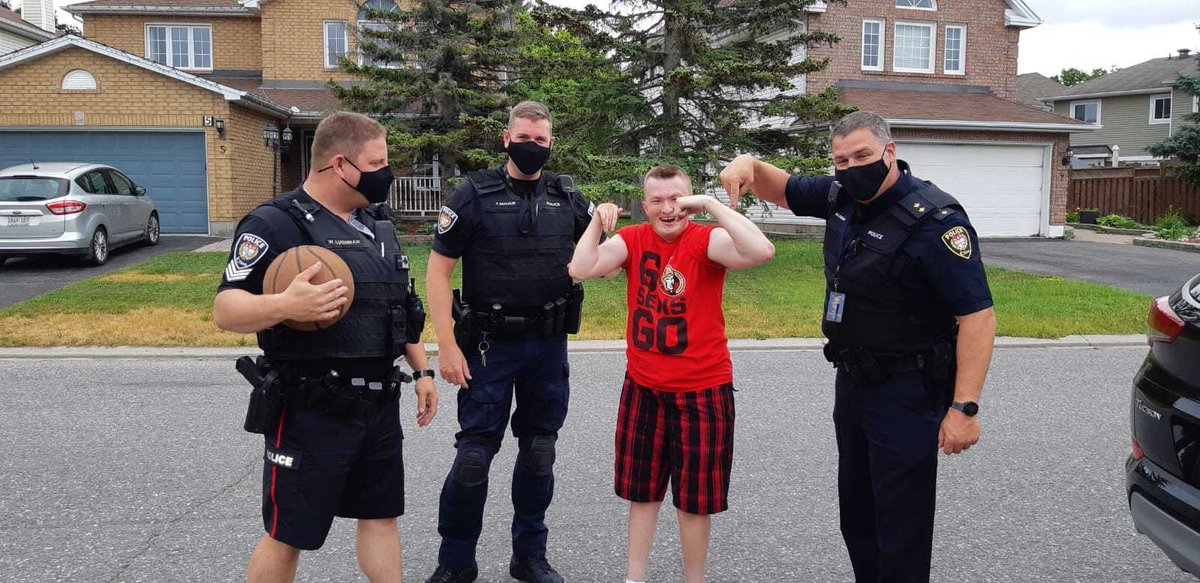 Marine officers make time for a huge fan with a special visit
ottawapolice.ca/en/about-us/ou…
Des agents de l'Unité marine prennent le temps de rendre visite à un de leurs fervents admirateurs
ottawapolice.ca/fr/about-us/ou…
#ottnews #ourottawa