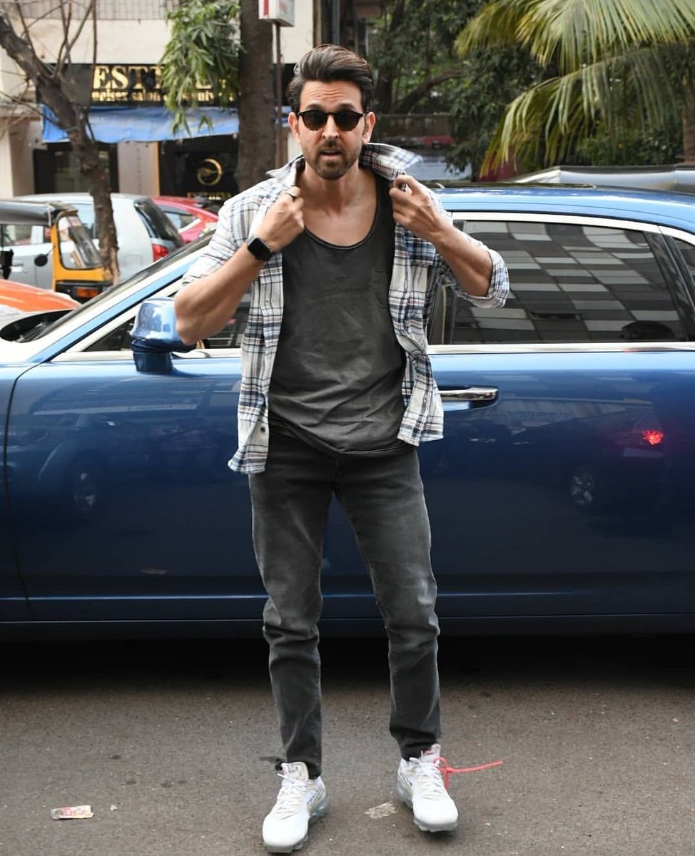 HrithikLegacy's tweet photo. Eyebrow Ko rock kar ke 
Red carpet walk kar ke

Tera bhai Swag hai

#MrBollywood
#Number1Actor https://t.co/oLvJrvuxqB