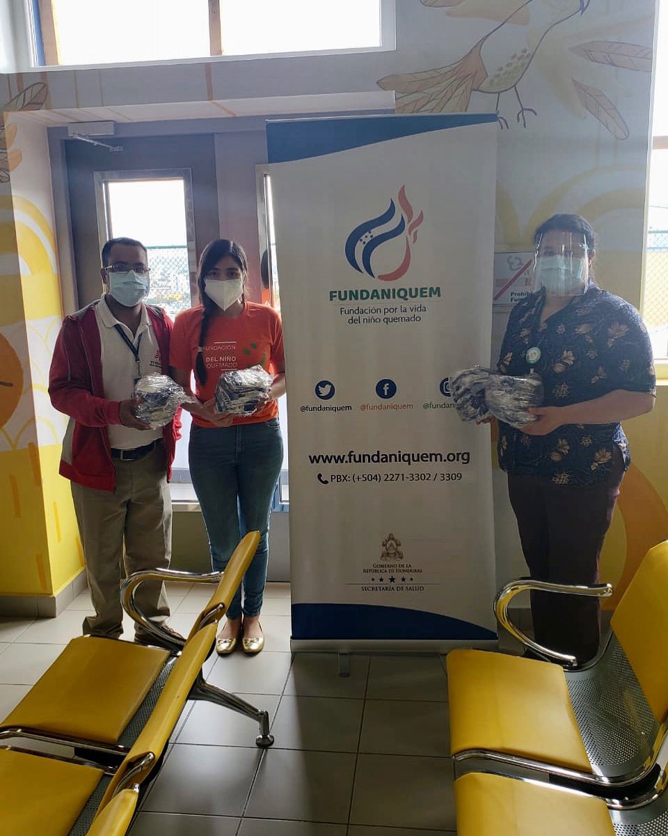 FUNDANIQUEM's tweet photo. Recibimos del Sr. Cristian Umaña, a traves de Grupo RCV, la donacion de 150 mascarillas KN95. ¡Muchas gracias por su apoyo! 💙 #Fundaniquem 🇭🇳 #porlavidadelniñoquemado 😇 https://t.co/vMDZ0lpFjI