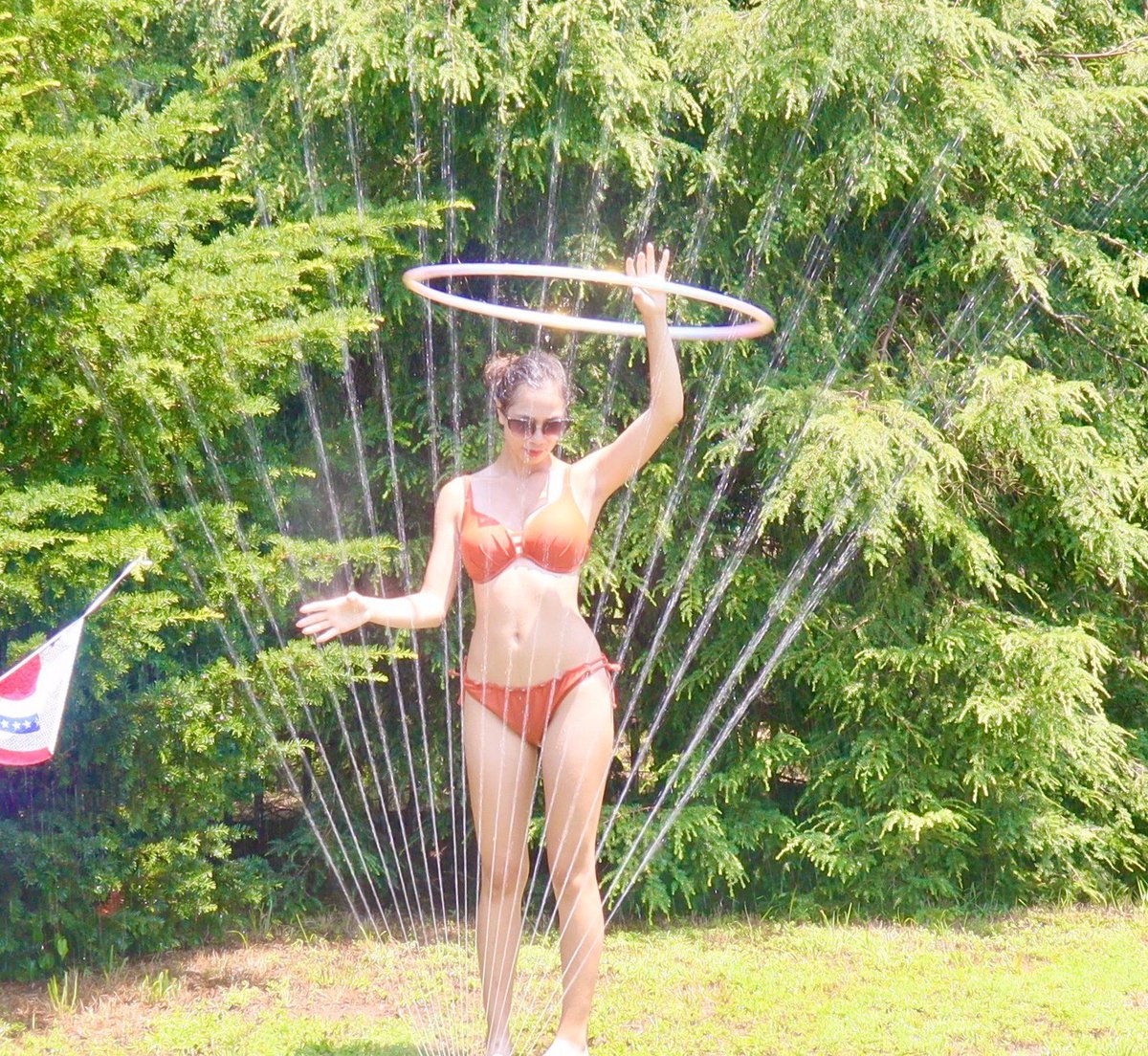 BriFitDance's tweet image. Just having fun with my hoop in sprinkled water 😃💦 🧡

#activities #inmybackyard #quarantinefun