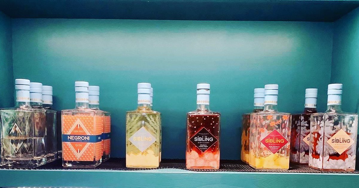 Absolutely loving our new gin menu from Sibling Distillery!!

Starting off with the Summer G&amp;T 🌞
Strawberry and Black Pepper Gin, Merchant's Heart Tonic, strawberries from Over Farm and of course fresh basil from the garden....

Which one to try tomorrow??!

#supportlocal
