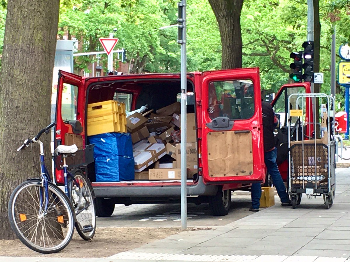 GeorgAlbrecht1's tweet photo. #Paketshop #Borgweg. und alles wird mit viel Liebe ... und vor allem viel Schwung ins Auto gepfeffert!!! 🙈 *Autsch* #DHL #Hamburg https://t.co/FE716dMdcB