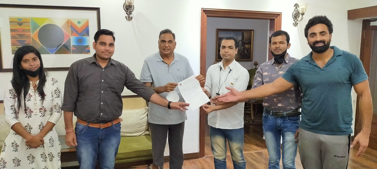 AbvpBadarpur's tweet photo. बदरपुर जिला इकाई के कार्यकर्ताओं के प्रतिनिधिमंडल ने दिल्ली विधानसभा के नेता प्रतिपक्ष व बदरपुर विधायक श्री रामवीर सिंह बिधूड़ी से मुलाकात क���के उन्हें ज्ञापन सौंपते हुए बदरपुर क्षेत्र के विद्यार्थियों की रोजाना की समस्याओं से अवगत कराकर समस्याओं के समाधान की मांग की है । https://t.co/btbrC61cvk