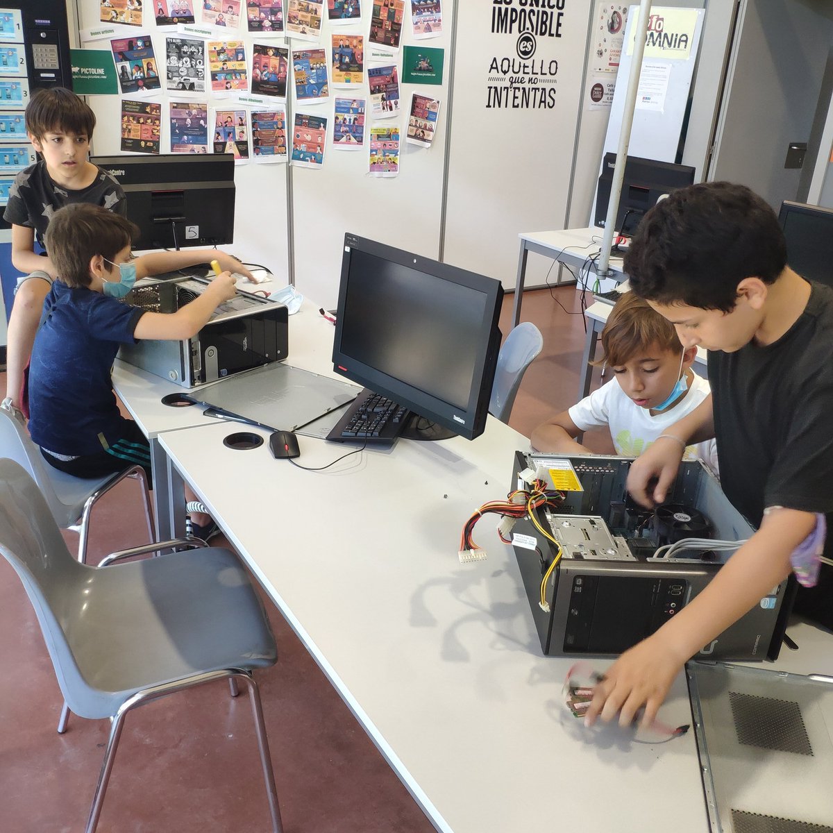 Avui, amb el grup 8 del casal d'estiu, hem fet un tastet de muntatge i desmuntatge d'ordinadors que ens ha permès conèixer els components interns que els formen. #xarxaomnia