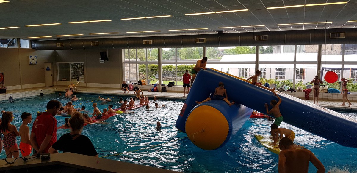 De kinderen hadden ook weer zin in de waterspeeltuin bij zwembad Sonnenberch, een volle bak en veel lol