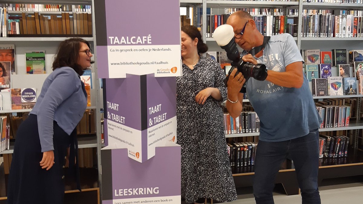 Fotoshoot voor het interview over het Taalhuis van volgende week in de @goudsepost #Taalzomer #jehoeftjeniettevervelen