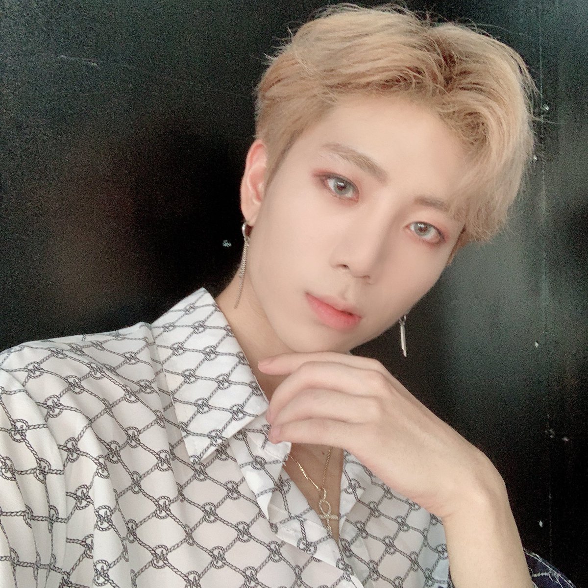 Let’s meet the members Here we have Taeyoung. - 95 liner -Leader -Main vocalist -Main dancer taeyoung has a smooth voice and an incredible and relatable personality. he works extremely hard to make sure blackpearls have content to feed on. 20/10 guy.