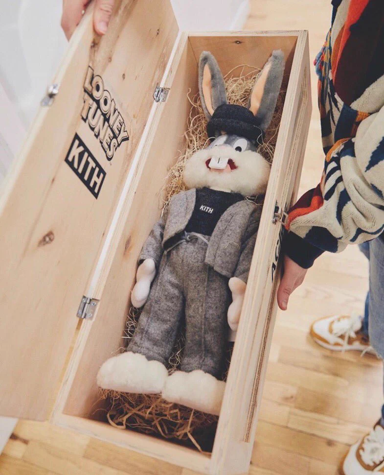 KITH LOONEY TUNES Bugs Bunny ぬいぐるみ 𝐔𝐏 𝐓𝐎 𝐃𝐀𝐓𝐄 on X: 