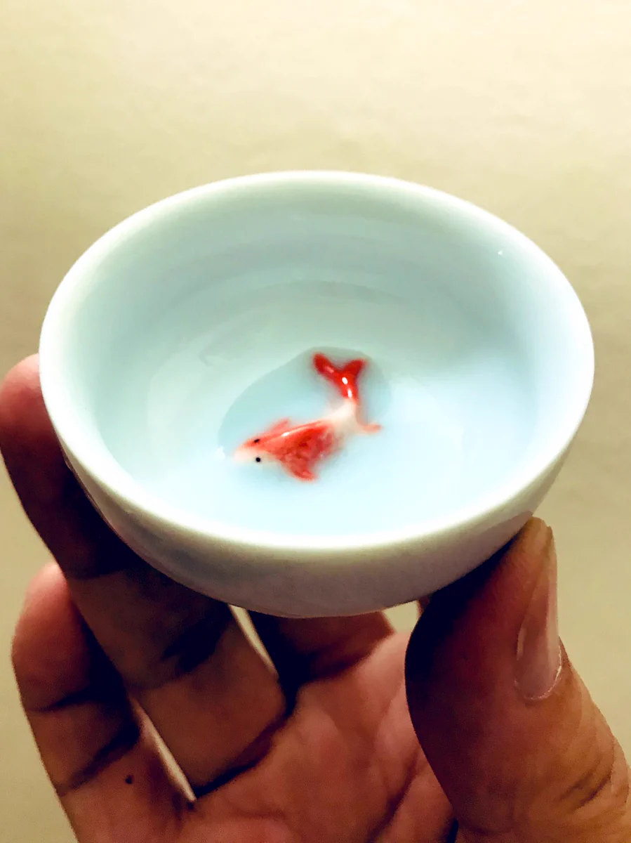 お酒を注ぐと金魚が泳いで見える！？香港で買った盃が素敵！