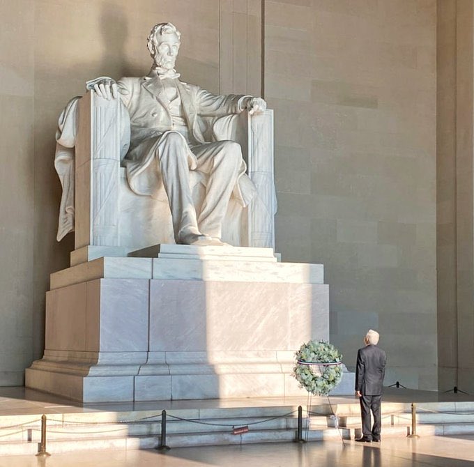 Por fin llega a Washington un hombre digno que ganó limpia y auténticamente el cargo que ostenta. No un “aliado” obsecuente como Calderón no un personaje impresentable como Peña. Un presidente de la Republica que defiende los intereses de Mexico y no los de unos cuantos mafiosos.