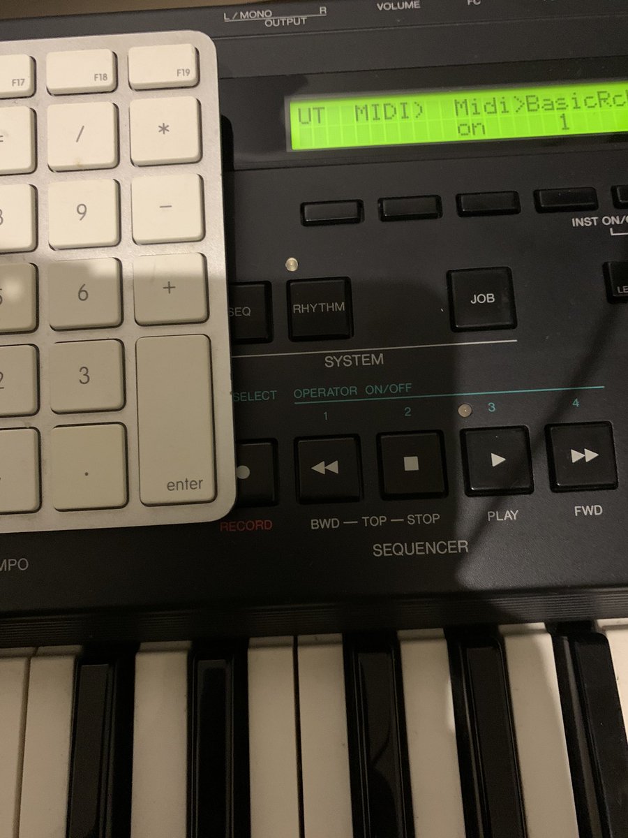 musictake4's tweet photo. ようやく仮に接続できて、
音を確かめてます。
少しだけ弾ける
乃木坂46の「命は美しい」を
トレースしてみてますが
涙が😭
FitEar111をオーディオインターフェースに繋いでるけどかなり音が良い👍
音楽活躍をやっと出来るのが嬉しくて😭
#乃木坂46
#命は美しい
#YAMAHAV50
#LogicProX
#Macpro2009 https://t.co/9HB9jZtA1w