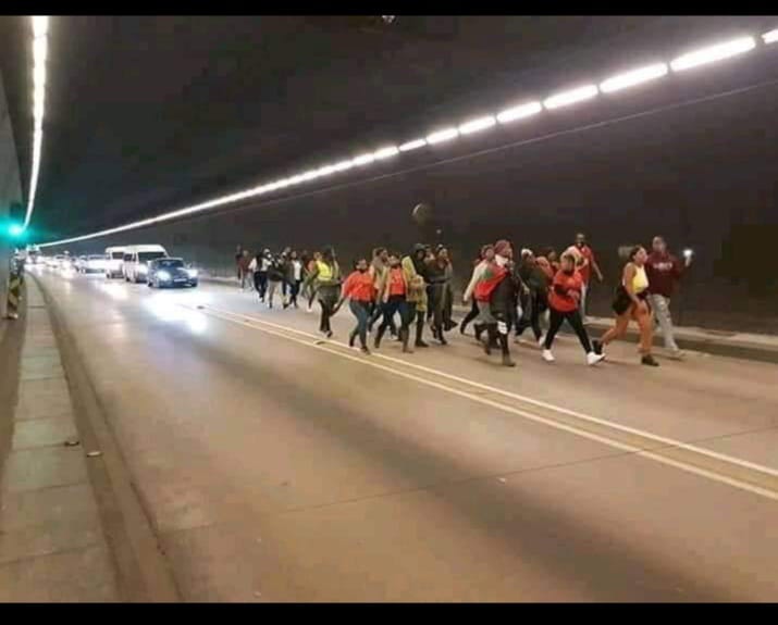 SibacaVuyisile's tweet photo. @SABCNews and @Sophie_Mokoena Are these people who marched from Jozi to Stellenbosch given air coverage? They just passed Huguenot tunnel in Paarl. #JozitoStellenbosch https://t.co/35Lcwi4HND