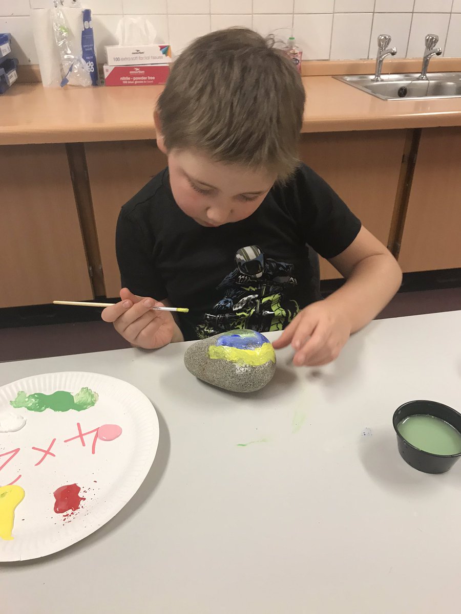 Hendrefoilan's tweet photo. Another creative group in Year 2- lovely ‘rainbow positivity pebbles’ 🌈 #hdfp2 #hdfpcreative https://t.co/JYH3DaXhNM
