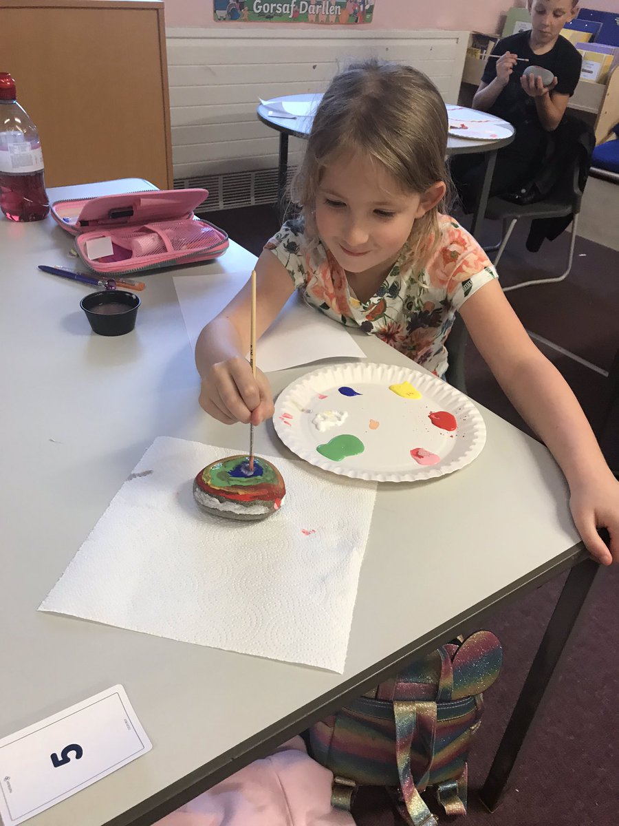 Hendrefoilan's tweet photo. Another creative group in Year 2- lovely ‘rainbow positivity pebbles’ 🌈 #hdfp2 #hdfpcreative https://t.co/JYH3DaXhNM