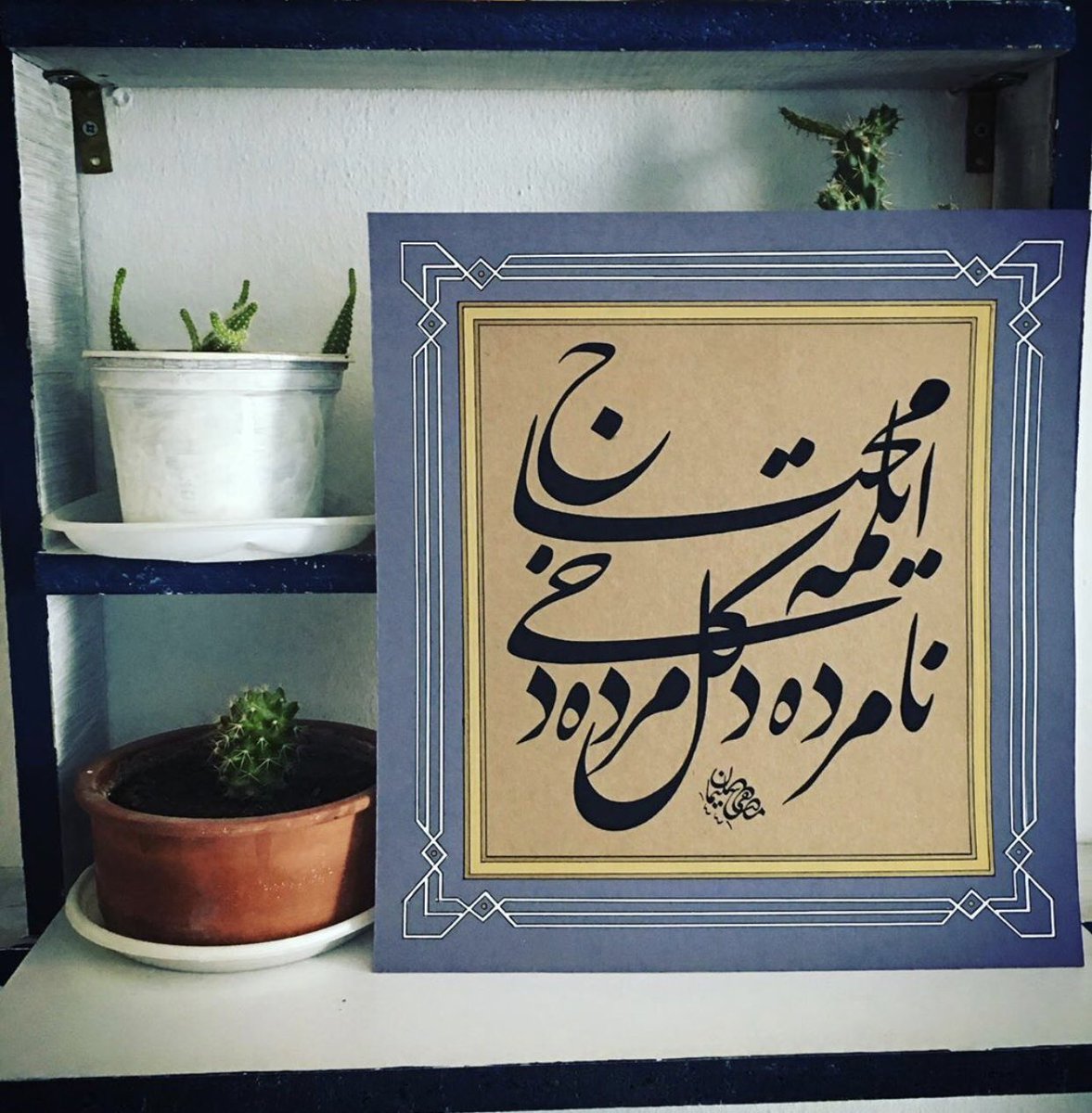 hattat_suleyman's tweet photo. “Namerde değil, merde dahi eyleme muhtaç” yazmaktadır. 🌷
Ne güzel söylemiş "Yunus Emre"
.
Çok diyâr-ı gurbet gezdim,giymedim başıma taç.
Ne zengini gördüm tok, ne fakiri aç.
Yârâb! Öyle bir feyz-i kanaât ver ki,
Namerde değil, merde dahi eyleme muhtaç.. .#hatsanatı #hattablo https://t.co/FltpyPjZ83