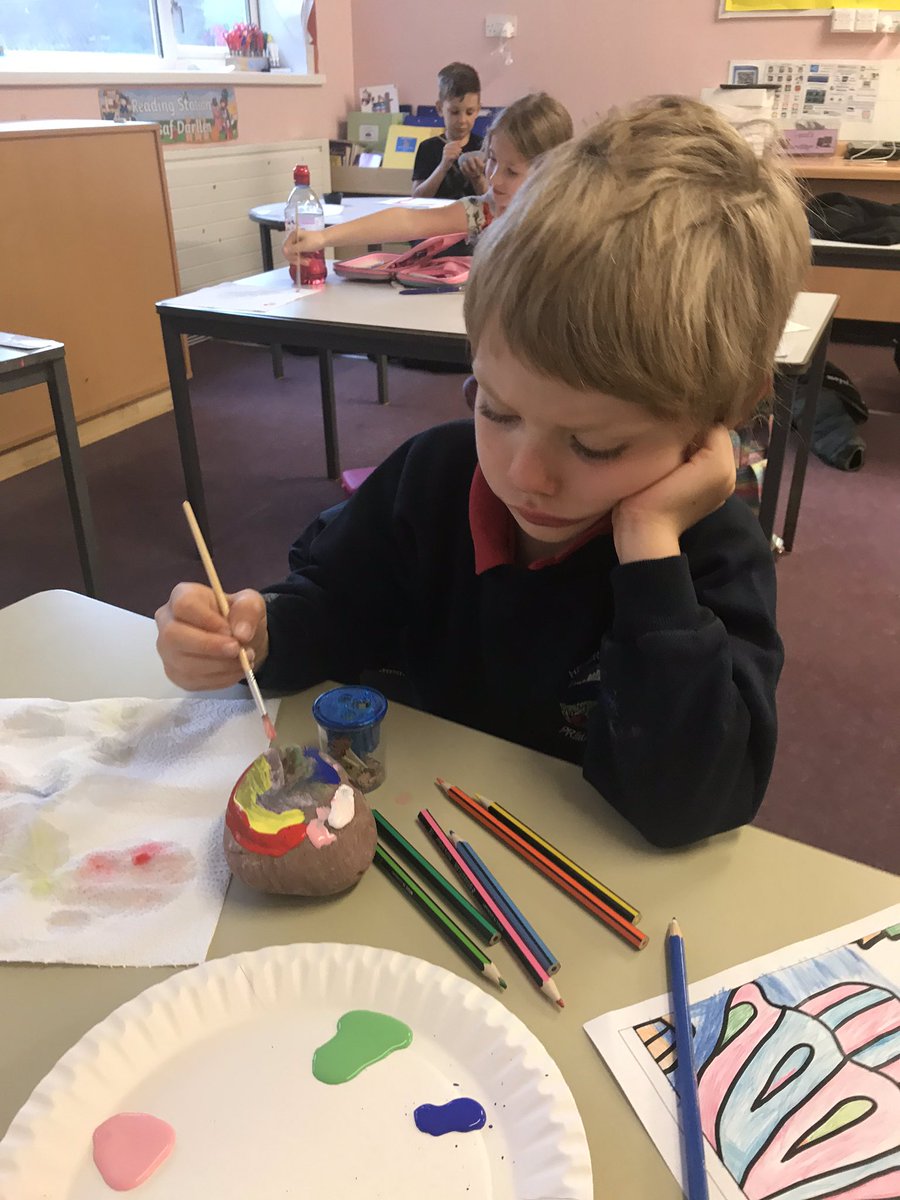 Hendrefoilan's tweet photo. Another creative group in Year 2- lovely ‘rainbow positivity pebbles’ 🌈 #hdfp2 #hdfpcreative https://t.co/lyofY2EseP