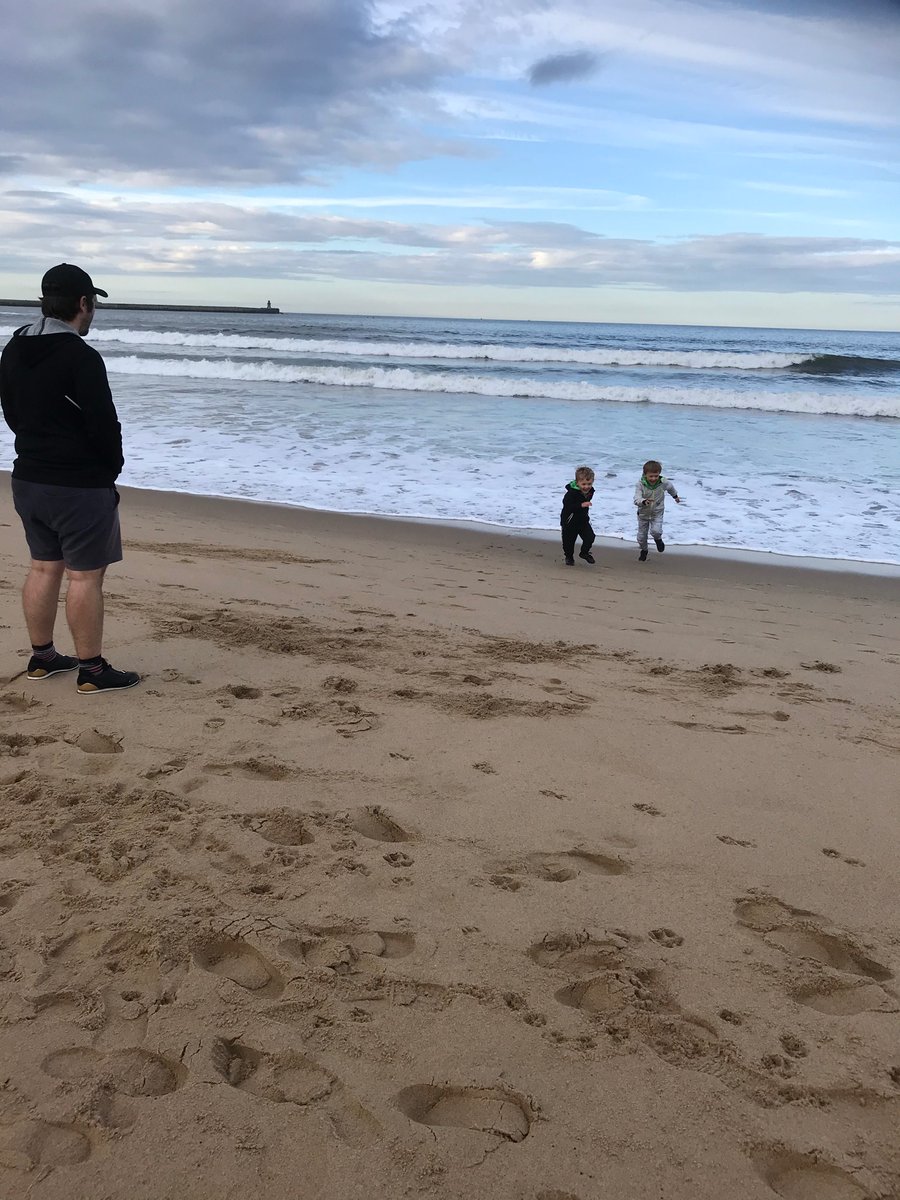 danielle_hole's tweet photo. Little walk along the beach last night 🌊 🏝 🐟 🍟 @TanfieldPrimary https://t.co/hqkLRoUgRi