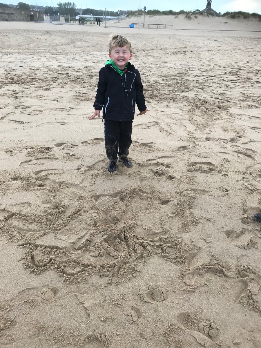 danielle_hole's tweet photo. Little walk along the beach last night 🌊 🏝 🐟 🍟 @TanfieldPrimary https://t.co/hqkLRoUgRi