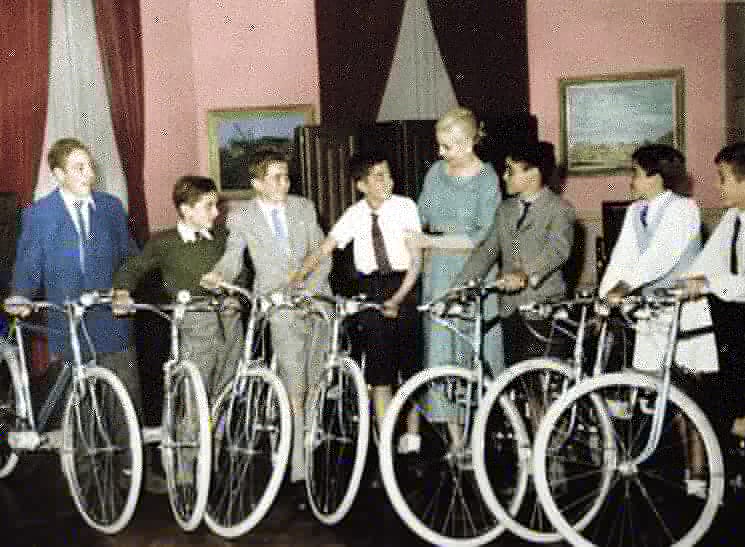 JavierPerezSM's tweet photo. El 8 de Julio de 1948, #Evita y el #GeneralPeron, inauguraban la fundación Eva Peron.
"Donde Existe una necesidad nace un derecho".
Se construyeron hospitales, asilos, escuelas, viviendas, se impulsó el turismo social, el deporte.
#VivaEvita
#VivaPeron
#EvitaYPeronUnSoloCorazon https://t.co/wdBfiJNkFG