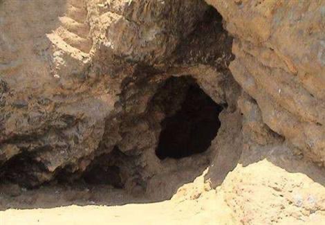 الحمام عبارة عن مغارة جبلية تنفجر فيها ينابيع مياه كبريتية شديدة السخونة على هيئة بركة بقوة 3000 متر...