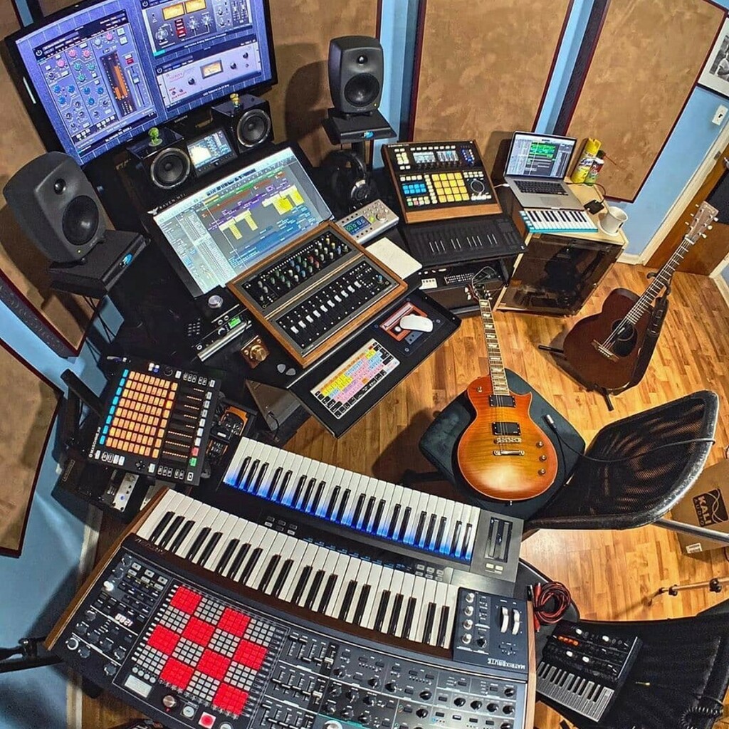 synthsotw's tweet photo. #studioshotoftheday
.
.
Follow👉🏻 @synthsoftheworld
.
Follow👉🏻 @synthsoftheworld for News, videos & Photos
#synthsofinstagram #synth #rolandsh101 #synthesizer #monosynth #producer #dj #housemusic #techno #analog #synthporn #roland #behringer #moog #davesmithinstruments #synt… https://t.co/7oj3Q4MqnM
