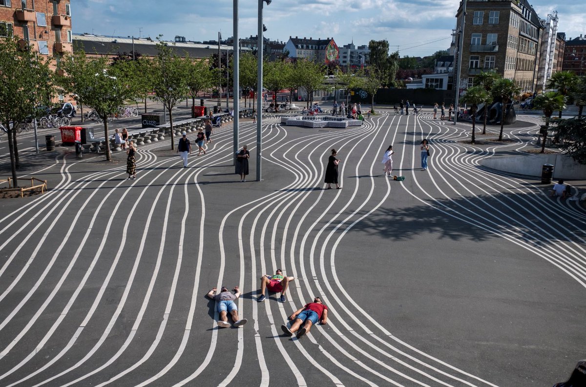 Realdaniadk's tweet image. Er du nysgerrig på de mange byrumsobjekter fra hele verden, som indgår i Superkilen på Nørrebro? Så download Dansk Arkitektur Centers app, hvor Jakob Fenger fra kunstnergruppen SUPERFLEX fortæller om, hvordan Superkilen er blevet til. #publicart #dkark
realdania.dk/nyheder/2020/0…