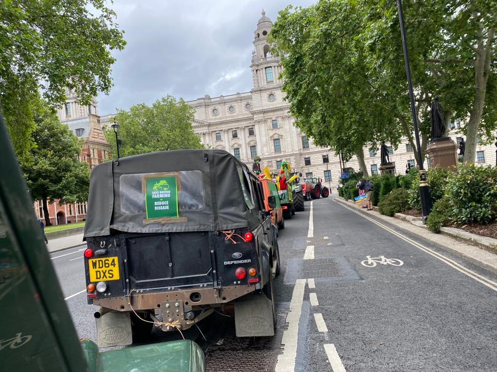 PhilBennion's tweet photo. Protest tractors and farm vehicles arriving now at Parliament Square.
#SaveBritishFarming #foodsecurity
#agriculture #agriculturalbill 
#BrexitReality https://t.co/p8602wJkWQ
