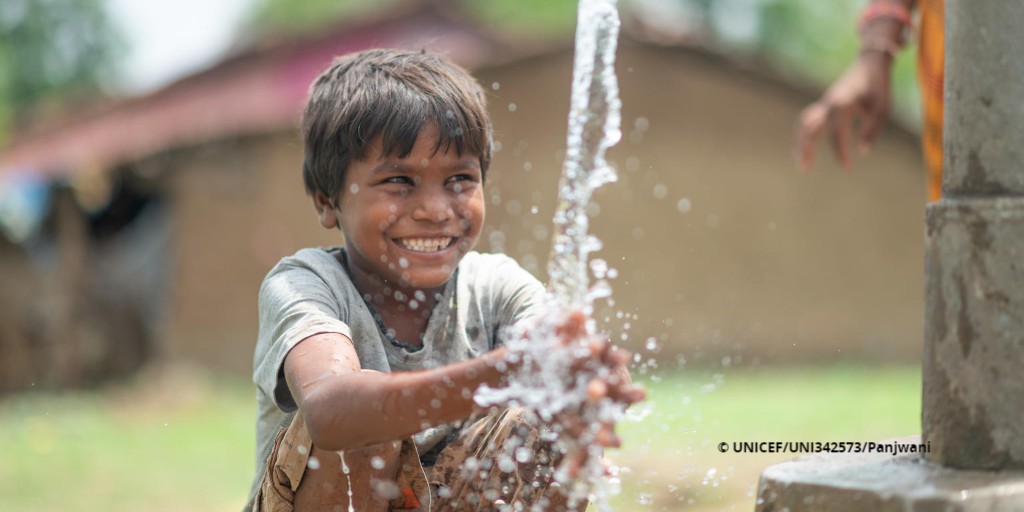 UNICEFat's tweet photo. 2019 haben wir für 18,3 Millionen Menschen einen Zugang zu sauberem #Trinkwasser geschaffen!
Das schützt Kinder wie diesen Buben aus Indien vor gefährlichen Krankheiten und rettet so Kinderleben. https://t.co/3OCNb1AQpX