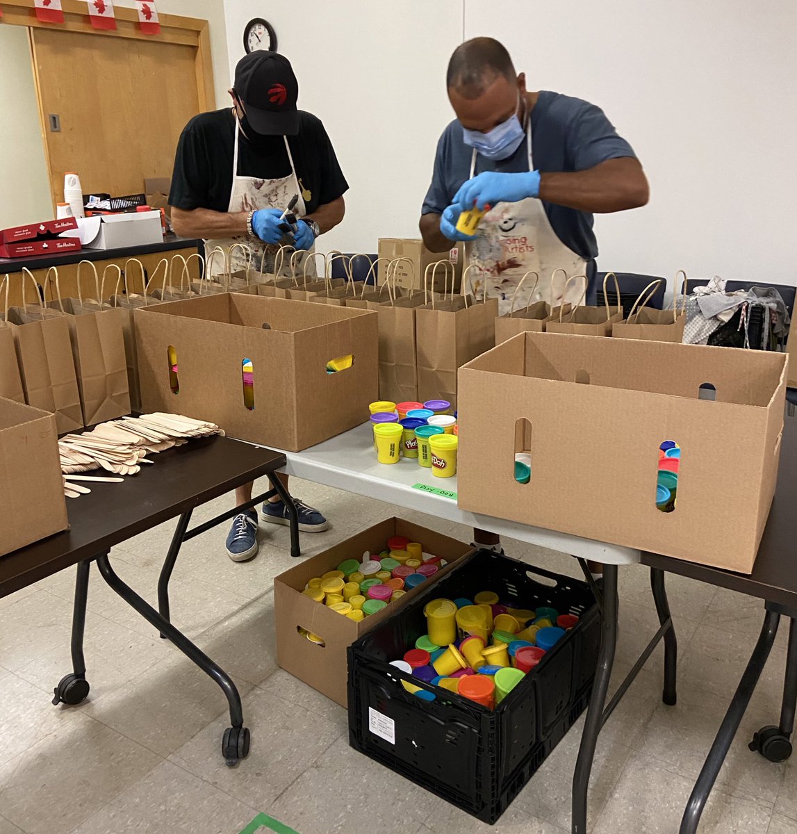 RaisingArtists's tweet photo. Yesterday we packed 500 chalk project kits for children in under-served communities at @dixon_hall. #TheChalkProject #GiveBack #ArtMatters https://t.co/FsakW9PJr3