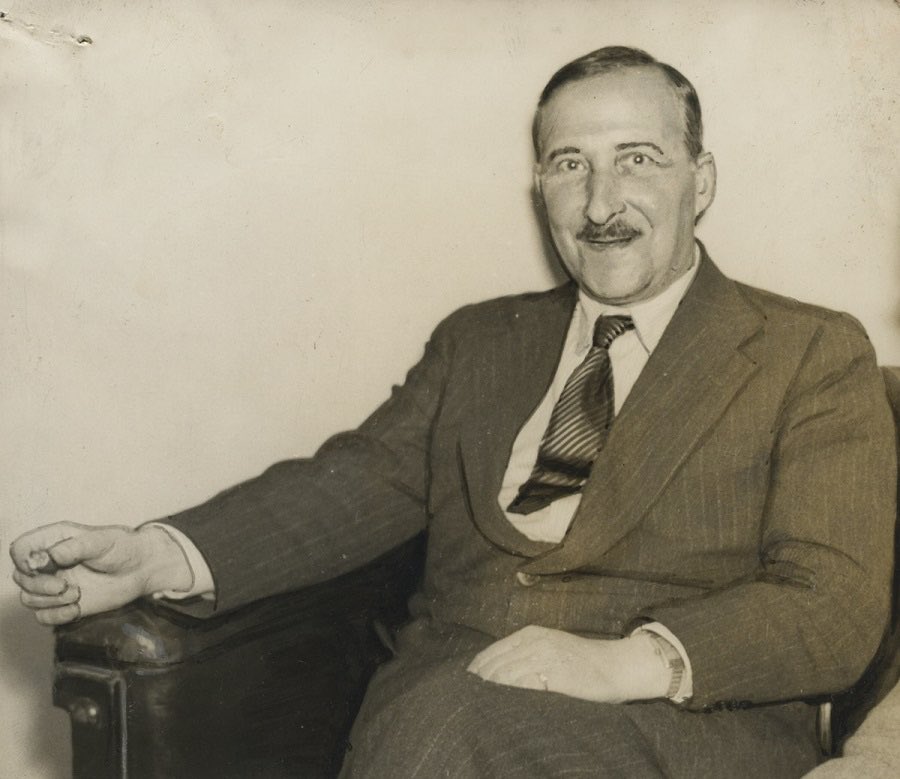 ElenaCue_dc's tweet photo. “Encuentros con libros”. Stefan Zweig  @Acantilado1999 
“Desde que existe el libro nadie está ya completamente solo, pues tiene al alcance de su mano el presente y el pasado, el pensar y el sentir de toda la humanidad”. 
https://t.co/4cMNbzkEWO https://t.co/Ow9zBA1v0t