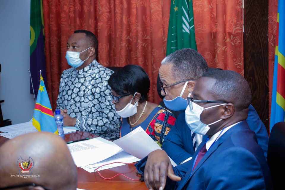Les Ministres des Affaires étrangères de la troïka de l'#UA  dont fait partie M.T Nzeza en vidéo conférence avec leur homologue Russe
La coopération était au centre des échanges élargis en #RDC au Ministre de la santé, celui de l'Industrie et le DG de l'#ANAPI