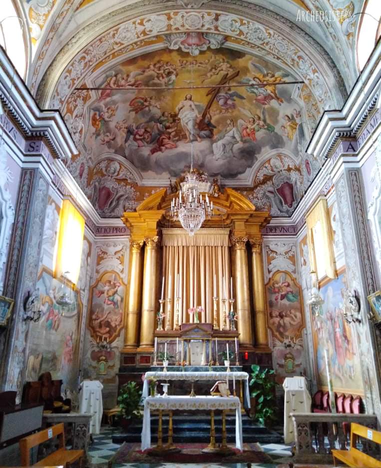 Nel Seicento sull'antico sentiero che da Acireale arriva al borgo marinaro di Santa Maria la Scala, fu costruita la Chiesa di Santa Maria del Suffragio.
Al suo prospetto semplice in pietra bianca di Siracusa fa da contrasto la policromia degli affreschi barocchi all'interno.