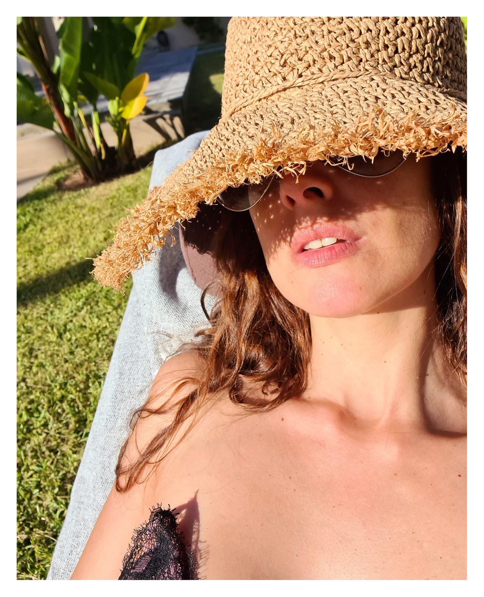 Guardando en la memoria estos pequeños momentos de paz ☮️ y tranquilidad, nada como estar en casa. 🏠 🥰
•
•
•
#Momentos | #verano2020☀️ | #Nerja | #NuriaFergó