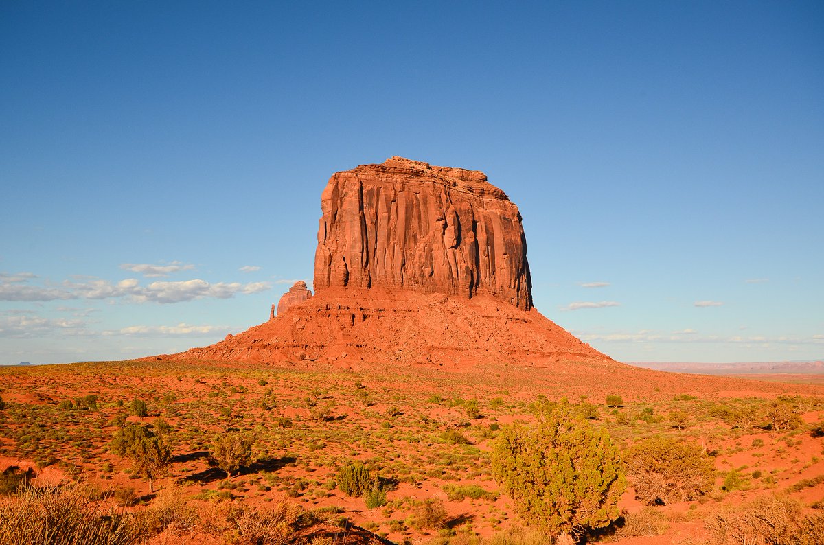 Qratours_Travel's tweet photo. Navajo Nation's Monument Valley Park is one of the most photographed points on #earth. Located on the #Arizona–Utah border, Monument Valley is a region of the #Colorado Plateau characterized by a cluster of vast sandstone buttes that tower at heights of 400-1000 ft. #USA #Travel https://t.co/J2pBD1L8Si