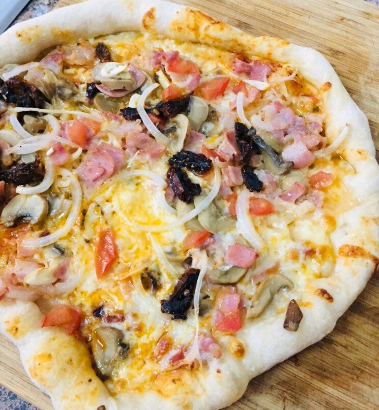 MonicaCC18's tweet photo. About last night 🤤 La pizza del Sr Chen llevaba bacon, jamón, cebolla, tomate, tomate seco, hongos, y ajo. Cuando salió del horno, se le echo queso Parmesan y albahaca de nuestra plantita q tenemos en casa! La pizza de #GiaMing llevaba jamón, ajo y orégano fresco. #homemadepizza https://t.co/6He8MDes4C