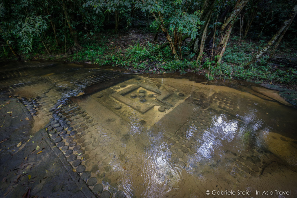 in_asia_travel's tweet photo. Incredible Hindu sculptures in the bed of the "Thousand Lingam River", Cambodia, depicting numerous Linga, symbol of male creative energy, and Yoni, symbol of female creative energy.
#explorecambodia #exploringasia #travelaroundasia #beautifulasia #inasiatravel_touroperator https://t.co/Zq4qtqyVAc