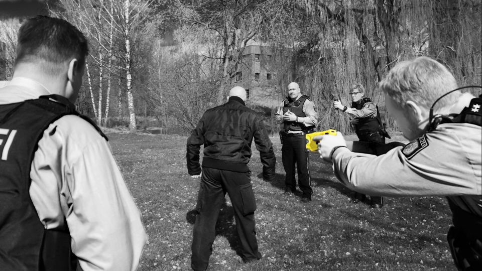 IM_NRW's tweet photo. #Polizei #NRW startet Pilotversuch für Taser (Distanzelektroimpulsgeräte). Minister @hreul: „Wir müssen die Taser gründlich und in einem Langzeittest auf ihre Praxistauglichkeit hin prüfen." Tests in @polizei_nrw_do, @polizei_nrw_d, @polizei_nrw_ge, @polizei_nrw_rek @landnrw https://t.co/0ogGqX7Jgx
