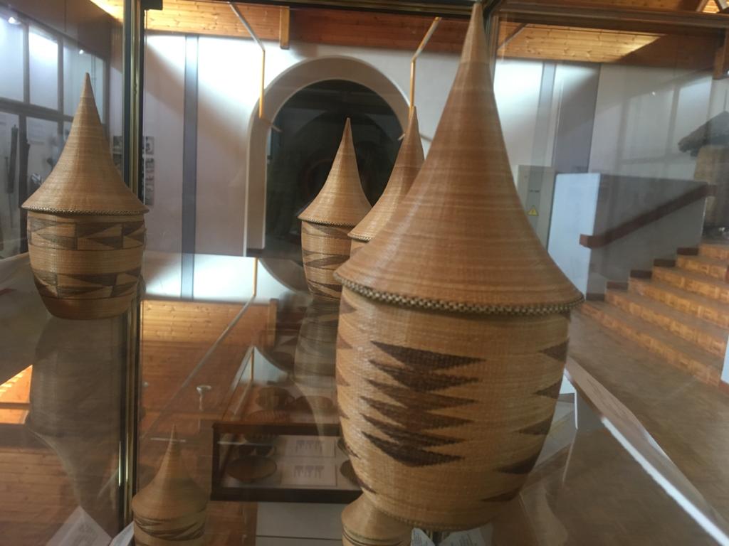 RwandaMuseums's tweet photo. Agaseke k'uruhindu ni kimwe mu bihangano by'agaciro bikorerwa mu Ngoro z’Umurage, mu ishuli ryayo -Traditional Training Center. Kabohwa mu gihe cy'amezi ane kakaba kanoze neza. Ni igihangano gikunzwe cyane kuko kagera mu maguriro ya INMR (shops) kagahita kagurwa. https://t.co/bRw8VpMlY7