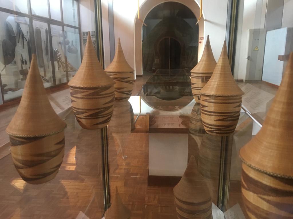 RwandaMuseums's tweet photo. Agaseke k'uruhindu ni kimwe mu bihangano by'agaciro bikorerwa mu Ngoro z’Umurage, mu ishuli ryayo -Traditional Training Center. Kabohwa mu gihe cy'amezi ane kakaba kanoze neza. Ni igihangano gikunzwe cyane kuko kagera mu maguriro ya INMR (shops) kagahita kagurwa. https://t.co/bRw8VpMlY7