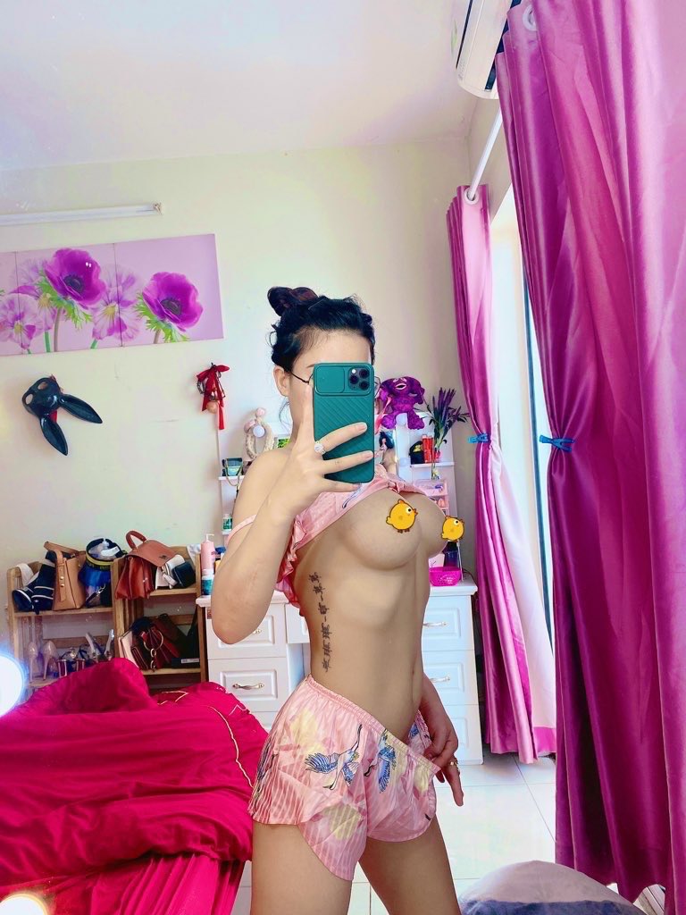 cô giáo bích phương chụp ảnh selfie