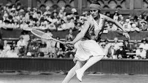 Lilí Álvarez fue la primera mujer española en acudir a unos Juegos Olímpicos. Escritora y periodista, hizo #patinaje, #automovilismo #esquí pero fue en el #tenis donde más🌟: 40 títulos individuales, 21 mixtos y 19 dobles, entre ellos el #RolandGarros en 1929 #efemerides